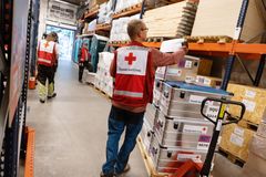 Vid Finlands Röda Kors logistikcenter i Kalkku i Tammerfors skaffas och lagras biståndsmaterial för krissituationer. På bilden packas ett fältsjukhus för att sändas till jordbävningsområdet i Haiti i augusti 2021. Bild: Laura Vesa / Finlands Röda Kors