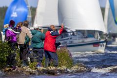 Tänä vuonna parhaat katselupaikat löytyvät etelästä, Padasjoen edustalla sijaitsevan Päijänteen kansallispuiston salmipaikoista. Yleisö seuraa Ykskoivussa, kun Lahden Purjehdusseuran Jari Saarolan "Ostara" ohittaa kapeikon. Kuva: Päijännepurjehdus / Pepe Korteniemi.