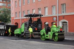 Kadun asfaltointia Vilhovuorenkadulla. Kuvaaja: Elli Pukkinen.