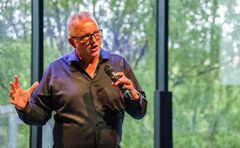 Valokuvaaja Ralph Larmann kuvattuna Tampere-talon Stars on Stage -kesänäyttelyn avajaisissa kesäkuussa 2020. Valokuva: Anna-Kaisa Noki-Helmanen