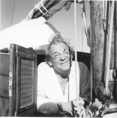 Alvar Aalto kurkistaa Daphne-purjeveneen kajuutasta tammikuun ensimmäisen päivän aamuna  vuonna 1955. Valokuva Göran Schildt, Christine ja Göran Schildtin säätiö.