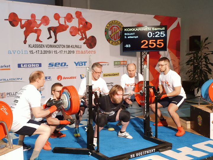 Kajaanin Kuohun Samuli Kokkarinen paransi M40 93 kg sarjan jalkakyykyn SE:n lukemiin 255,0 kg:a