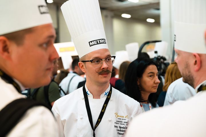 Keittiömestari Ismo Sipeläinen raivasi Suomelle tien finaaliin sijoittumalla kesällä Torinossa järjestetyissä Bocuse d'Orin Euroopan osakilpailussa Norjan, Ruotsin ja Tanskan jälkeen neljänneksi. Kisakuulumisia Sipeläisen kanssa vaihtamassa valmentajansa Eero Vottonen ja Suomen Bocuse d’Or -tiimin presidentti Matti Jämsén. Bocuse d’Orin finaali järjestetään Lyonissa 29.-30.1.2019. Suomi kilpailee toisena kisapäivänä 30.1. alkaen klo 9 Suomen aikaa.