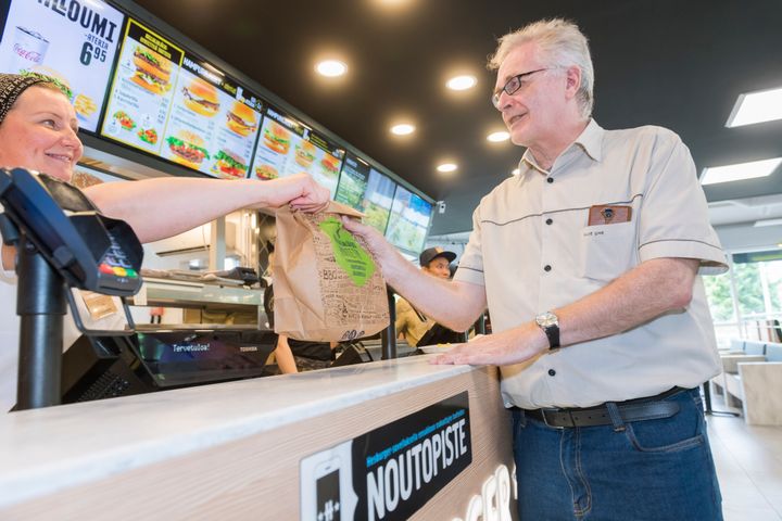 Kaikki avoinna olevat Hesburger-ravintolat myyvät asiakkaille ruokaa mukaan. Kuva Vesa-Matti Väärä.