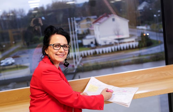 Tutkija Johanna Terävä kertoo Jyväskylän yliopiston perhetutkimuksen päivillä 19.-20. marraskuuta, millaisia isätarinoita tuoreesta Vanhemmuus eron jälkeen -tutkimusaineistosta nousi. Kuva: Jyväskylän yliopisto