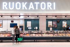 S-ruokakaupat palvelevat juhannusviikolla ennätyksellisen laajoin aukioloajoin. Kuva: SOK