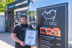 Salossa toimiva JJ’s BBQ voitti Suomen paras hampurilaisravintola -äänestyksen. Ravintoloitsija Jari-Jukka Kallunki on suomalaisen barbecue- ja grillaustaidon tunnetuimpia mestareita ja hänellä on sosiaalisessa mediassa kymmeniä tuhansia seuraajia. Ravintolansa Kallunki perusti yhdessä vaimonsa Sarin kanssa vuonna 2019 ja äänestyksen voitto auttaa yrittäjiä laajentamaan toimintaansa. Kuva: Antti Suikkari, Burger Lovers Finland