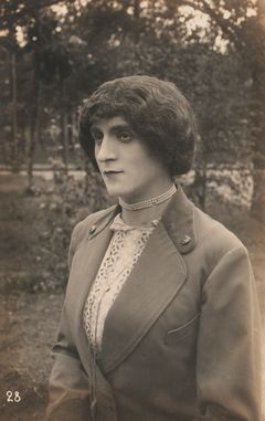 Okänd artist, fotografi av franska krigsfångars teaterföreställning under första världskriget i Tyskland 1914─1918. Privatsamling.