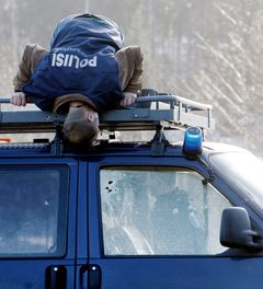 Poliisilla oli tilanne päällä Heikinlaaksossa maaliskuussa 2007. Kuva: Peter Jansson (HANDOUT)