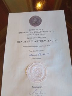 Pohjois-Suomen aluehallintovirastossa luovitettiin 10.6.2021 Tasavallan Presidentin antama hengenpelastusmitali pudasjärviselle Jarmo Häyryselle (32) tunnustukseksi toiminnasta liikenneonnettomuuspaikalla.