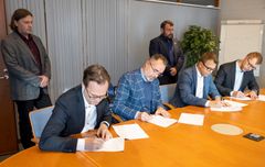 Jaakko Kivi and Sami Rantala from Kreate and Esa Sirkiä and Janne Wikström from the Finnish Transport Infrastructure Agency signing the agreement for the alliance contract’s development stage for the Highway 180 Kirjalansalmi and Hessundinsalmi bridge renovation project. On the background Timo Hirvasmaa from Kreate and Lars Westermark from the Finnish Transport Infrastructure Agency.