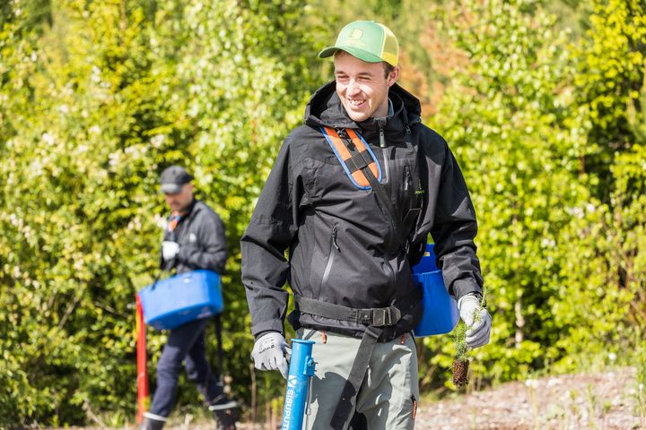 Ampumahiihtäjä Tero Seppälällä oli harjoituksissa kevyempi päivä. Välipäivän hän vietti istuttamalla useita satoja taimia. Kuva: Jarno Artika. 