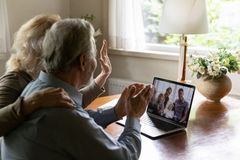 Digitaaliset välineet sujuvoittavat kaiken ikäisten arkista yhteydenpitoa.