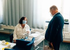 Pormestari Juhana Vartiainen onnittelee Helsinki-vauvaa ja vauvan äitiä Lidiia Kuokkosta Naistenklinikalla. Kuva: Petri Anttila