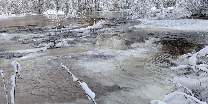 Hyydettä Iijoen Kipinänkoskessa.