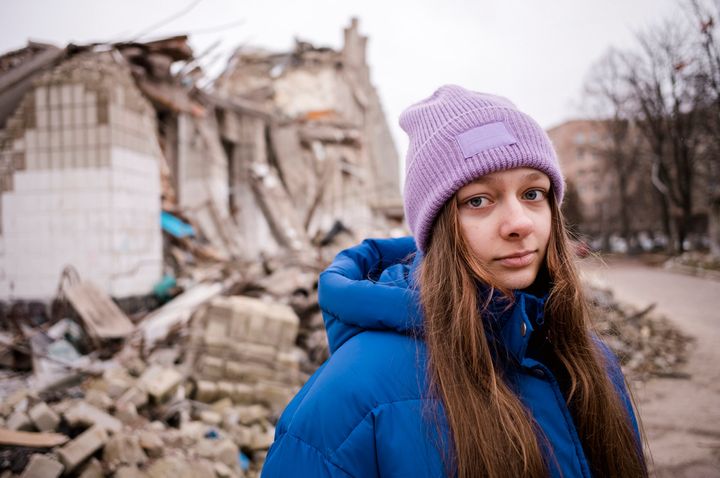 Kateryna Tkašenko är en niondeklassare vars skola i Žytomyr förstördes i en missilattack den 4 mars 2022. Kyrkans Utlandshjälp fokuserar i sitt arbete särskilt på utbildning och stöd för skolgången. Foto: Antti Yrjönen / KUH