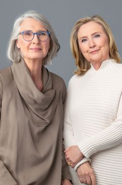 Hillary Rodham Clinton ja Louise Penny (kuva: DoMinique Lafond & Deborah Feingold)