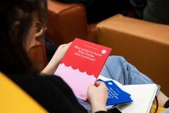 Aalto-yliopiston opiskelijat ideoivat vuonna 2019 Helsingin kaupungille työkaluja muotoilun vaikuttavuuden arviointiin. Kuva: Laura Oja, Helsingin kaupunki