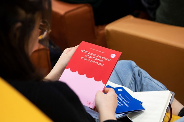 Aalto-yliopiston opiskelijat ideoivat vuonna 2019 Helsingin kaupungille työkaluja muotoilun vaikuttavuuden arviointiin. Kuva: Laura Oja, Helsingin kaupunki