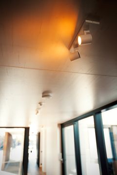 Lauri Ylösen 350-neliöisen talon eteisaula ja -käytävä on valaistu Philips Hue white ambiance runner spot -spottivaloilla, jotka sopivat tyylikkään muotoilunsa ansiosta monenlaisiin sisustuksiin.