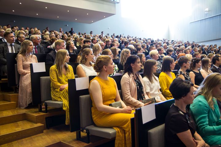 Juhlaväkeä Vaasan yliopiston Levón-auditoriossa, kuvituskuva