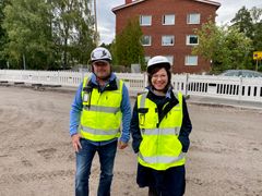 VM Suomalaisen työpäällikkö ja hallituksen puheenjohtaja Harri Kallio ja kaupunkiympäristön toimialan apulaispormestari Anni Sinnemäki Kulosaaren työmaalla 8. syyskuuta 2020. Kuva: Tim Karike / VM Suomalainen