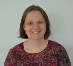 Professori Leena Lindström johtaa invaasiobiologian tutkimusryhmää Jyväskylän yliopistossa. Kuva: Jyväskylän yliopisto