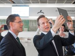Euroopan komission varapuheenjohtaja Jyrki Katainen ehti tutustua EU:n Smart Regions -kongressin aikana myös Messukeskuksen Augmented Reality -ratkaisuun.