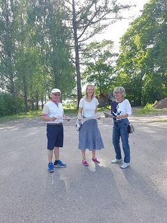 Kuvassa keskellä Johanna Hyrkäs ja kaksi unelmatiimiläistä.