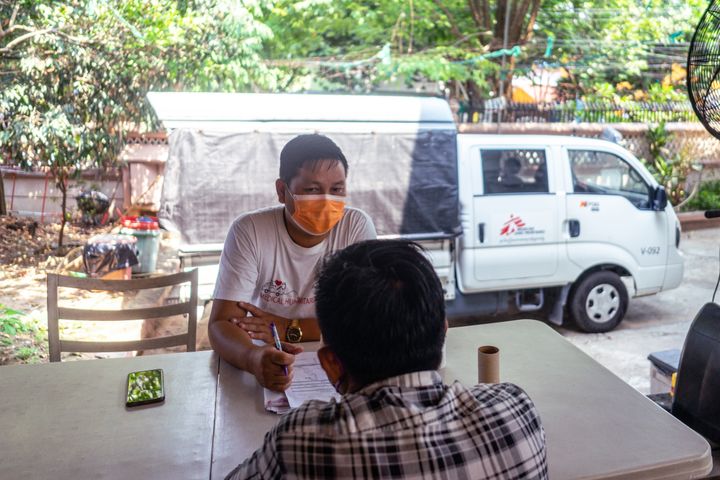 Lääkärit Ilman Rajoja ottaa vastaan hiv- ja hepatiitti C -potilaita toimistonsa terassilla Yangonissa, sillä armeija on vallannut sairaalan, jossa järjestö antoi aiemmin hoitoa näille potilaille. Kuva Ben Small, Lääkärit Ilman Rajoja.
