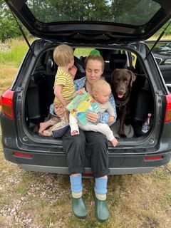 Kirsikka Simbergin perhe, johon kuuluvat hänen miehensä sekä 3,5- ja 2-vuotiaat lapset, viettää mökillä usein koko kesäkauden.