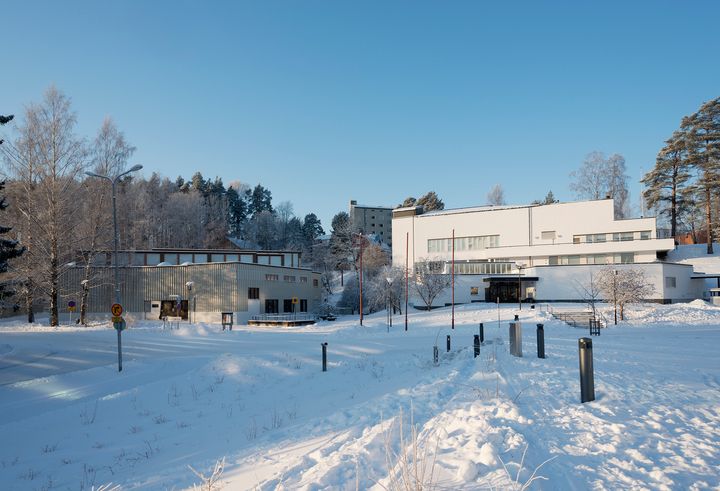 Alvar Aalto -museo ja Keski-Suomen museo ovat molemmat arkkitehti Alvar Aallon suunnittelemia. Valokuva Maija Holma, Alvar Aalto -säätiö.