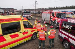Pelastusyksiköt saapuvat harjoituspaikalle VR:n Hyvinkään konepajan alueelle.