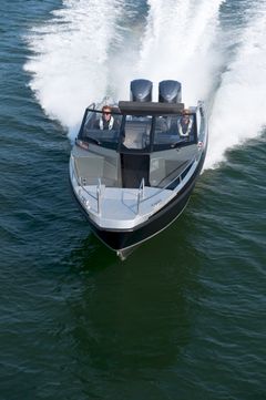 In contrast to other Buster models, the Phantom can be equipped with twin outboard engines. For the twin engine arrangement, the most powerful option is a combination of two 5.3-litre Yamaha V8 engines that produce 350 hp each.