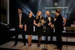 Vuoden rekrytointikampanjan palkinnon napannut Vincitin tiimi iloitsi voitostaan Rekrygaalassa. Kuva: Petri Virkkunen / Duunitori