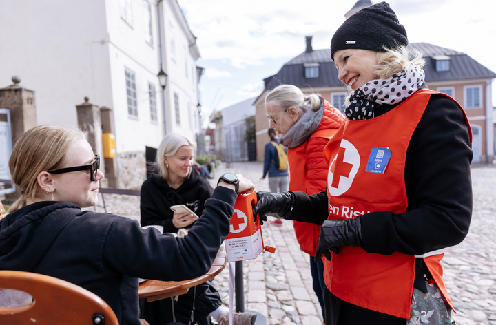 Lipaskeräys innosti vapaaehtoisia ja lahjoittajia osallistumaan Nälkäpäivään ja kartuttamaan varoja Punaisen Ristin katastrofirahastoon. Kuva: Joonas Brandt / Suomen Punainen Risti