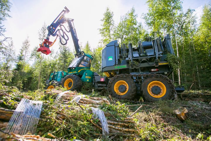 Fixteri paalaa ja punnitsee pienpuun valmiiksi bioenergian raaka-aineeksi. Kuva: Fixteri Group Oy