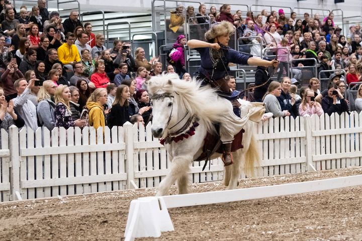 Ratsastusjousiammunta on näyttävä show-numero GoExpo Horse -messuilla. Kuva: Messukeskus, Heidi Koivunen.