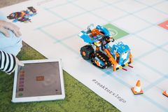 Lapset opastavat kahta LEGO Boost robottia, Roveria ja Vernietä, suorittamaan joukon tehtäviä.