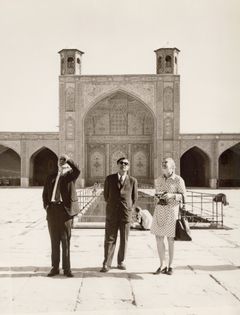 Shirazissa Alvar ja Elissa Aalto otattivat valokuvan itsestään Vakil-moskeijan pihalla, jossa keskuslammikkoa kehystää arkkitehtuurin kasvikoristeinen kaakeliverhous. Kuva: Alvar Aalto -säätiö