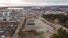 Uutta yliopistokampusta esitetään alueelle, joka sijaitsee Raksilan puutalokorttelien ja Oulun hautausmaan välissä Kajaanintien varressa. Rautatieasemalle on hyvin lyhyt kävelymatka (kuva Ville Honkonen).