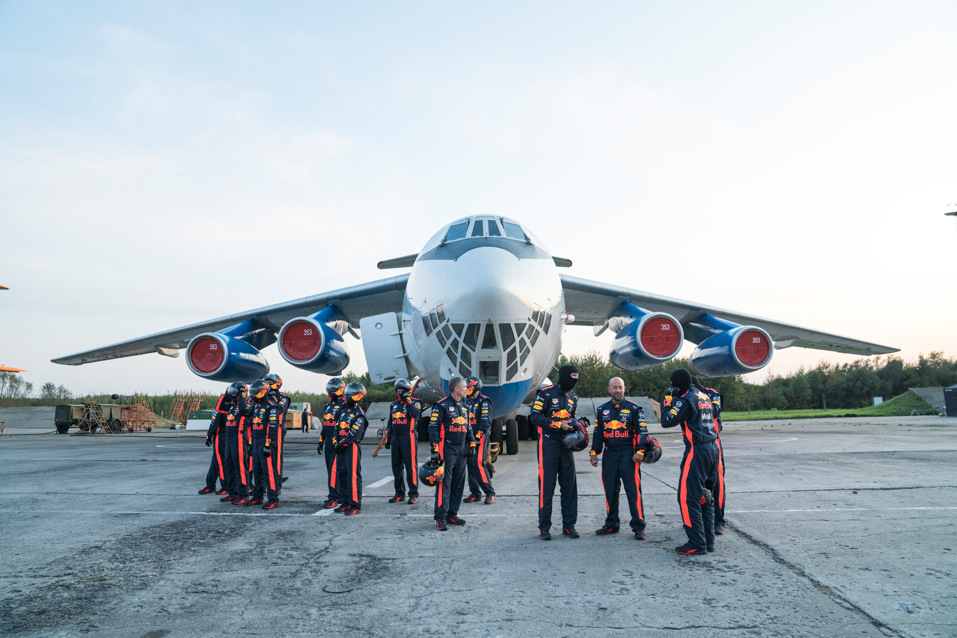 Самолет команда. Ред Булл пит стоп в невесомости. Red bull в невесомости. Пит стоп формула 1. Zero g Team.