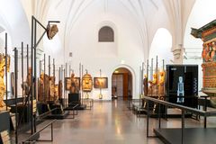 Kansallismuseon suuressa kirkkosalissa katsotaan nyt pyhimyspatsaita suoraan silmiin. Kuva: Omar El Mrabt / Museovirasto