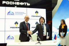 Fred Larsen, President and CEO of Lamor Corp., and Andrey Shishkin, Vice President Energy, Localization and Innovations of Rosneft.