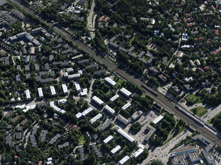 Kiinteistöjä Oulunkylän asemanseudulla.