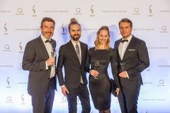 Kurion Jari Lähdevuori, Elli Tuominen ja Tommi Opas vastaanottivat palkintonsa yhdessä Nesteen Jukka Peltoniemen kanssa torstaina 8.12 Berliinissä Ritz-Carltonissa järjestetyssä palkintogaalassa.