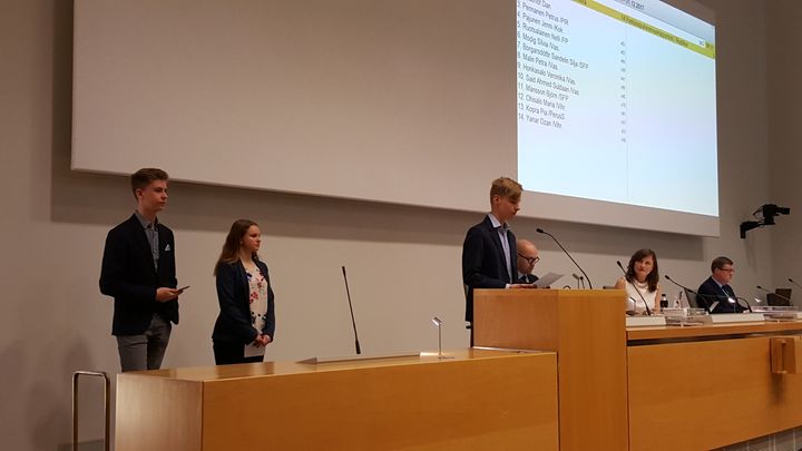 Nuorisoneuvoston edustajat (vasemmalta) Dan Cederlöf, Evi Koivunen ja Kasper Rautalinko valtuuston kokouksessa. Kuva: Tero J. Lahti