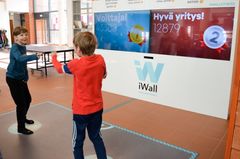 Kolmasluokkalaiset pelaavat liikuntapelejä. Kuvaaja: Ronja Määttä / Espoon kaupunki
