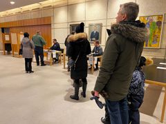 Ihmisiä äänestämässä varsinaisena vaalipäivänä Lauttasaaren kirkossa.