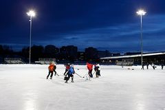 Tekojäällä luistellaan mailojen kanssa